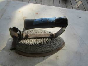 lot 146 image: Cast IRON with handle marked DU-MUL c duke muller industries model E-175 110 watts