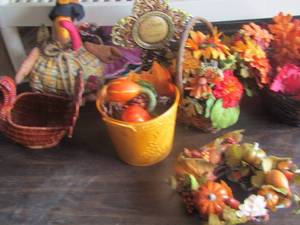 lot 159 image: Fall dcor