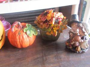 lot 162 image: Fall dcor