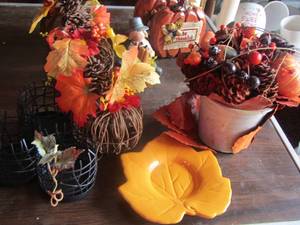 lot 166 image: Fall decor