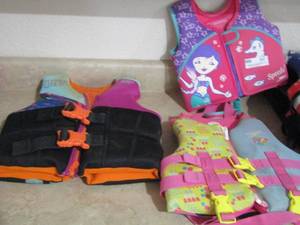 lot 107 image: qty 3 kids life jackets