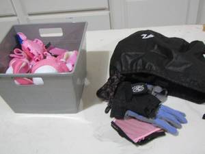 lot 141 image: kids hand gloves and knee and elbow pads