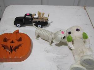 lot 148 image: Halloween dcor