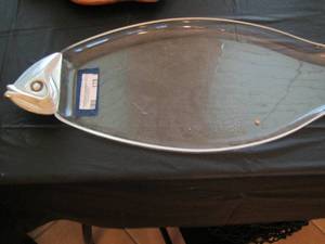 lot 175 image: glass fish plate with wooden head , for serving purposes or dcor 2410