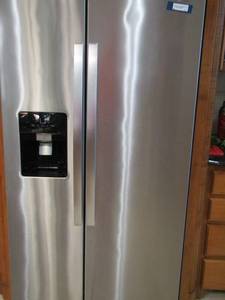 lot 1 image: Whirlpool fridge 25 CU  FT.,  very clean in working condition- water and multi ice maker , 2018 model