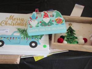 lot 18 image: Christmas  dcor