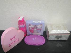 lot 261 image: little girl dcor lot, bubbles, jewelry box plus