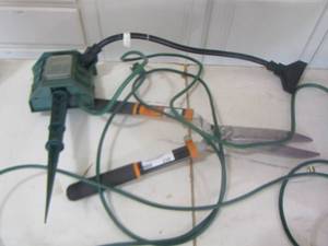 lot 239 image: CORD PLUGIN BOX FOR YARD, SHORT PIGTAIL CORD, - MANUEL HEDGE  Trimmers