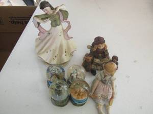 lot 21 image: angel and snow globe dcor