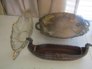 lot 22 image: serving dish, platters- serving bread boat, used for dcor only