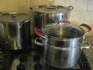 lot 40 image: 3 Stock pots all have lids in great condition