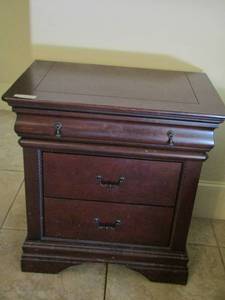 lot 41 image: Side Table  292818 2 drawer  nice condition - no brand
