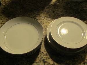 lot 178 image: Mikasa Fine China CELEBRITY  - Plates, Saucers and Bowls