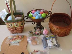 lot 196 image: Easter and home dcor plus wicker basket