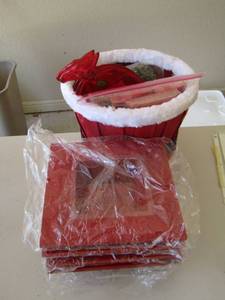 lot 209 image: CHRISTMAS - NAPKINS, RED BASKETS, SQUARE DISHE S