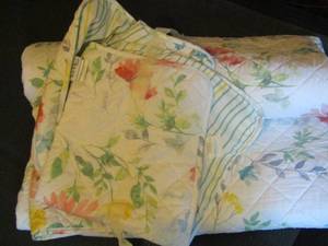 lot 214 image: FLORAL QUILT  & PILLOW SHAMS