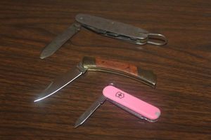 lot 64 image: Three Pocket Knives
