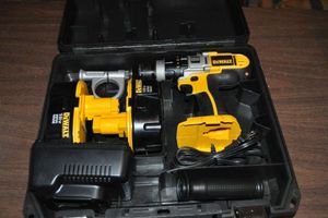 lot 283 image: 18V Dewalt cordless Drill in Case, includes 2 Batteries and Charger