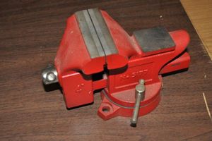 lot 290 image: 4 Vise, Appears Unused