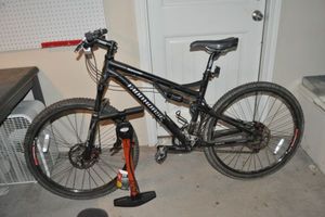 lot 319 image: Iron Horse 26 mountain Bike, all the Whistles and Bells ( Independent rear suspension, front and rear V Disc Brakes and much More) also lightly used Bell Air Pump