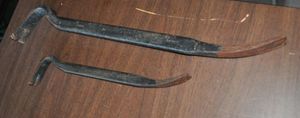 lot 322 image: Large and small Pry Barnail Puller