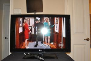 lot 137 image: LG 37in Television Model 37CS568-UE with Flat antenna