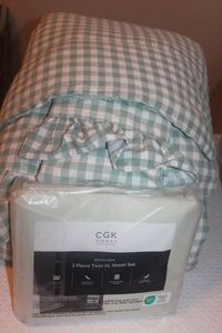 lot 81 image: Twin XL Reversable Green and White Checked Comforter, Pillow Sham, Dust ruffle and New in Package Green Sheet Set