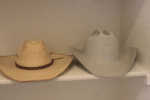 lot 236 image: Mens Cowboy Hats size Approx. 7 to 7and a quarter