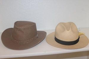 lot 237 image: Mens Small  straw type hat and Lg Aussie Chiller Hat