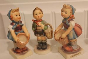 lot 263 image: Three Hummel Figurines