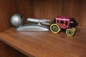 lot 20 image: Vintage Duro Mold ROCKETSHIP Strato Bank, Metal Spaceship Spring Shooting Bank with out key and has change in itand Wells Fargo Stage Coach Coin Bank Cast Iron Without Key VINTAGE RARE 1998
