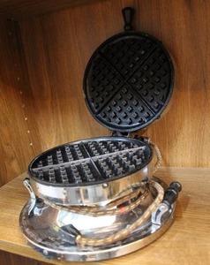 lot 21 image: Art Deco Vintage Chrome Bakelite Electric Waffle Iron