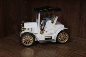 lot 23 image: Amico Vintage 1917  Ford Model T AM  Transistor Radio  Made in Japan worked when posted