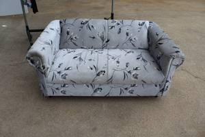 lot 34 image: Small kids couch about 2 foot tall