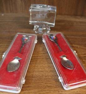 lot 54 image: Alaska bears decor and 2 Texas spoons