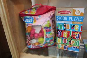 lot 57 image: Mega bloks and large floor puzzle