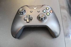 lot 71 image: Xbox wireless controller
