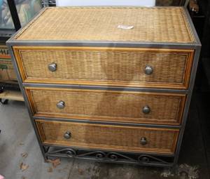 lot 104 image: small 3 drawer dresser