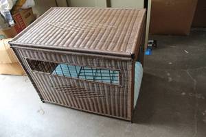 lot 112 image: medium size dog crate door needs to be put back on comes with door