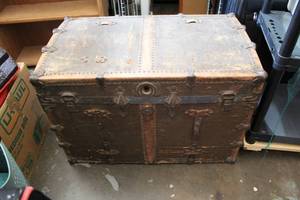 lot 123 image: antique early 1900s steamer trunk with an original removable drawer.