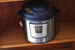 lot 135 image: Instant pot with rack and silicone egg tray
