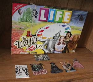 lot 142 image: Wizard of Oz life game and wizard of Oz refrigerator magnets