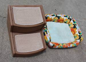 lot 163 image: Hard plastic dog steps and dog bed