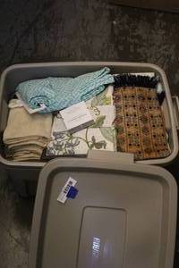 lot 184 image: lot of kitchen linens and tablecloths in a tote