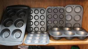 lot 185 image: muffin pans and more see Pics