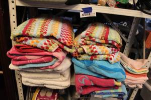 lot 190 image: bath towels and washcloths