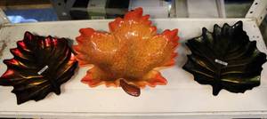 lot 194 image: leaf bowl and 2 leaf plates