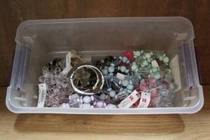 lot 201 image: mixed lot of jewelry
