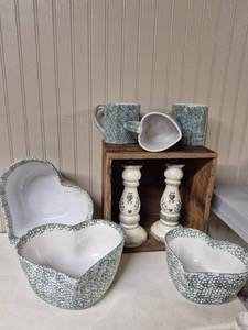 lot 292 image: Vintage Heart Shaped Nesting bowls (3), 3 heart shaped mugs, 2 candlesticks (display box not included)
