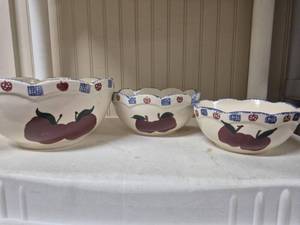 lot 298 image: 3 Spongeware Apple Nesting mixing bowls